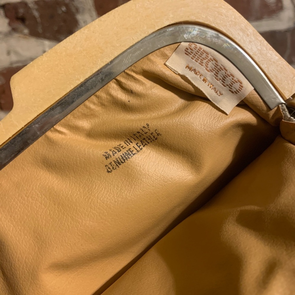 1970s vintage Sirocco italian real leather clutch white with tan Bakelite clasp - Picture 9 of 12